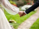 Brautpaar hält Händchen, ein Zeichen für ihren Sonderurlaub zur Hochzeit.