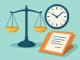 Waage, Uhr und Dokumente symbolisieren die sorgfältige Prüfung eines Antrags auf Teilzeit.