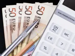 Fünfzig-Euro-Scheine, ein Stift und ein Taschenrechner. Die Frage: wieviel darf ich nebenbei verdienen ohne anmeldung?
