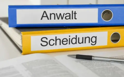 Ordner "Anwalt" und "Scheidung" liegen auf einem offenen Buch. Manchmal kann man sich ohne Anwalt scheiden lassen.