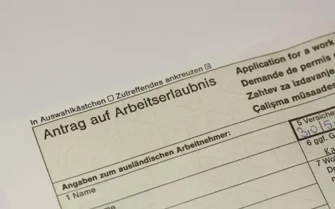 Antrag auf Arbeitserlaubnis. Formular für ausländische Arbeitnehmer, die eine Erlaubnis zum Arbeiten ohne Arbeitserlaubnis beantragen.