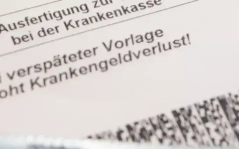 Text auf einem Dokument: "Bei verspäteter Vorlage droht Krankengeldverlust!" – wichtig für die Berechnung von Weihnachtsgeld bei Krankengeld.