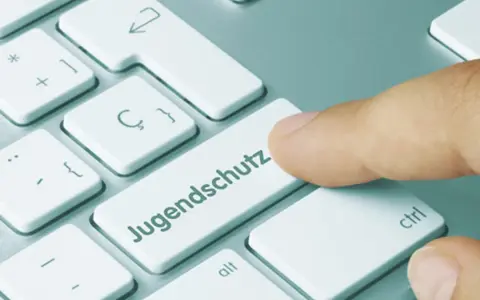 Finger drückt auf "Jugendschutz"-Taste. Beistandschaft Jugendamt Nachteile sind hier kein Thema, nur der Schutz.
