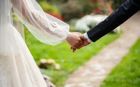 Brautpaar hält Händchen, ein Zeichen für ihren Sonderurlaub zur Hochzeit.