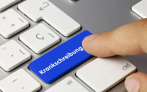 Finger drückt blaue Taste mit "Krankmeldung" für eine E-Mail.