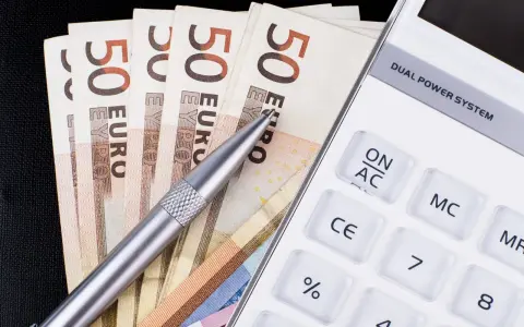 Fünfzig-Euro-Scheine, ein Stift und ein Taschenrechner. Die Frage: wieviel darf ich nebenbei verdienen ohne anmeldung?