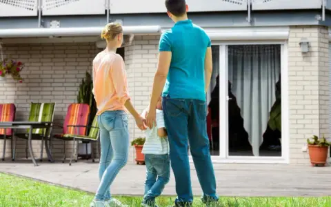 Ehepaar mit Kind vor neuem Haus. Unterschiedliches Eigenkapital beim Hauskauf?