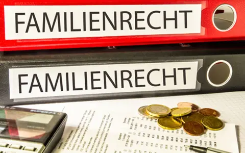 Ordner "Familienrecht" und Dokumente. Der umgangspflicht vater ist hier ein wichtiges Thema.