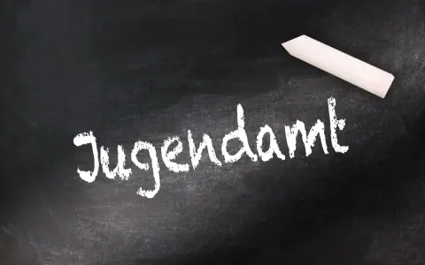Kreide auf Tafel: "Jugendamt". Eine Empfehlung des Jugendamtes zum Umgangsrecht kann hier notiert werden.