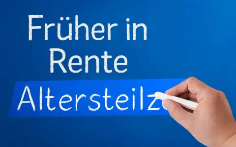 Hand schreibt "Altersteilzeit" auf einer blauen Tafel. Der Text darüber lautet "Früher in Rente". Die Vor- und Nachteile der Altersteilzeit werden thematisiert.