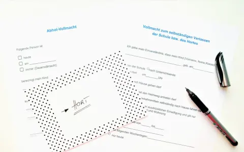 Vollmacht zum Abholen des Kindes vom Hort. Ein Stift liegt auf dem Formular.