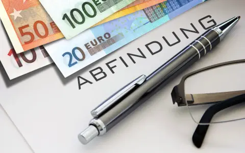 Euro-Scheine liegen neben einem Dokument mit dem Wort "Abfindung". Ein Stift und eine Brille deuten auf eine bevorstehende Entscheidung hin, vielleicht eine Abfindung nach 4 Jahren.