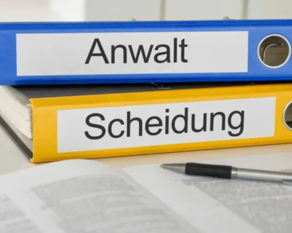 Ordner "Anwalt" und "Scheidung" liegen auf einem offenen Buch. Manchmal kann man sich ohne Anwalt scheiden lassen.