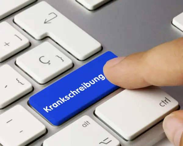 Finger drückt blaue Taste mit "Krankmeldung" für eine E-Mail.