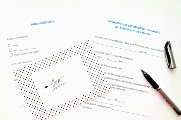 Vollmacht zum Abholen des Kindes vom Hort. Ein Stift liegt auf dem Formular.