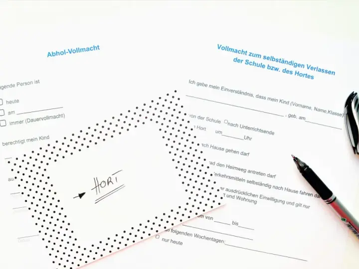 Vollmacht zum Abholen des Kindes vom Hort. Ein Stift liegt auf dem Formular.