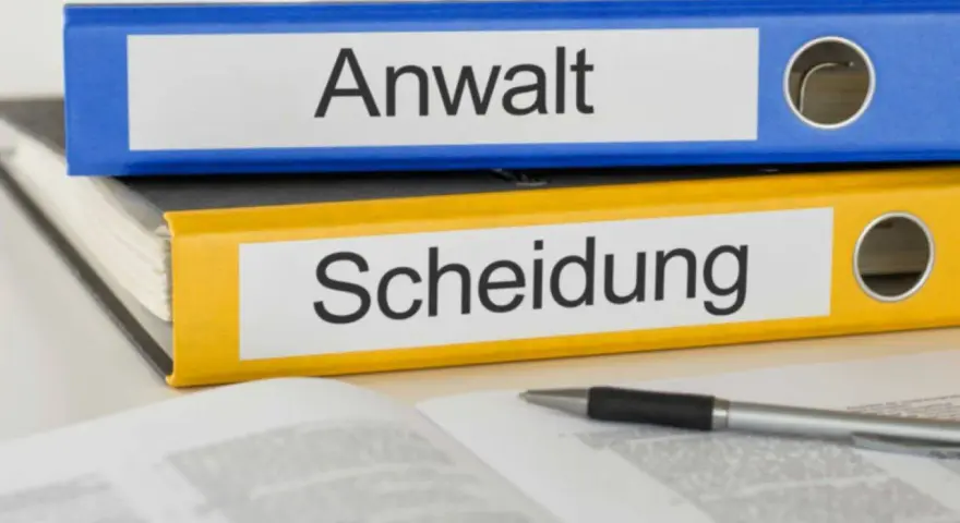 Ordner "Anwalt" und "Scheidung" liegen auf einem offenen Buch. Manchmal kann man sich ohne Anwalt scheiden lassen.