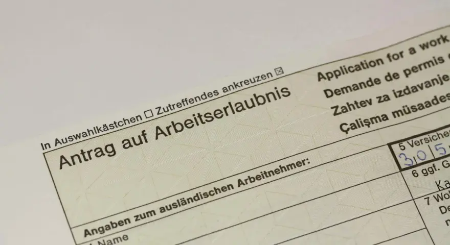 Antrag auf Arbeitserlaubnis. Formular für ausländische Arbeitnehmer, die eine Erlaubnis zum Arbeiten ohne Arbeitserlaubnis beantragen.