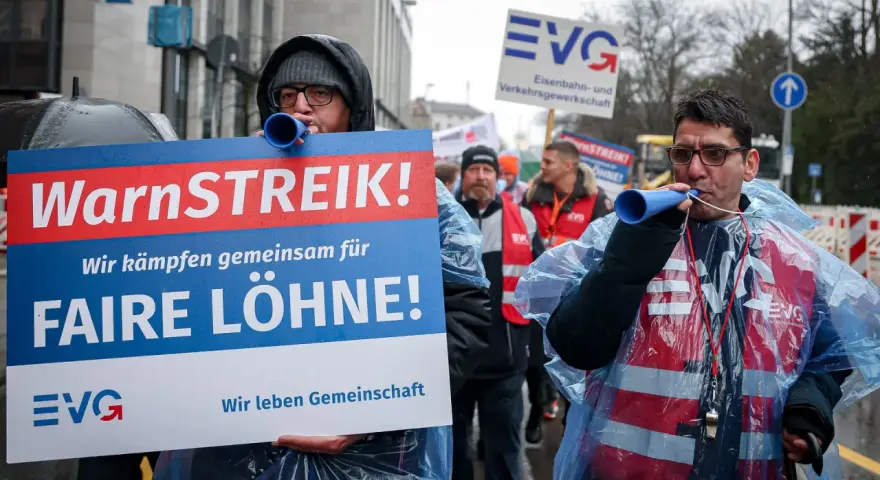 Streikende fordern faire Löhne. Darf ich trotz Streik arbeiten? Die EVG kämpft für ihre Mitglieder.