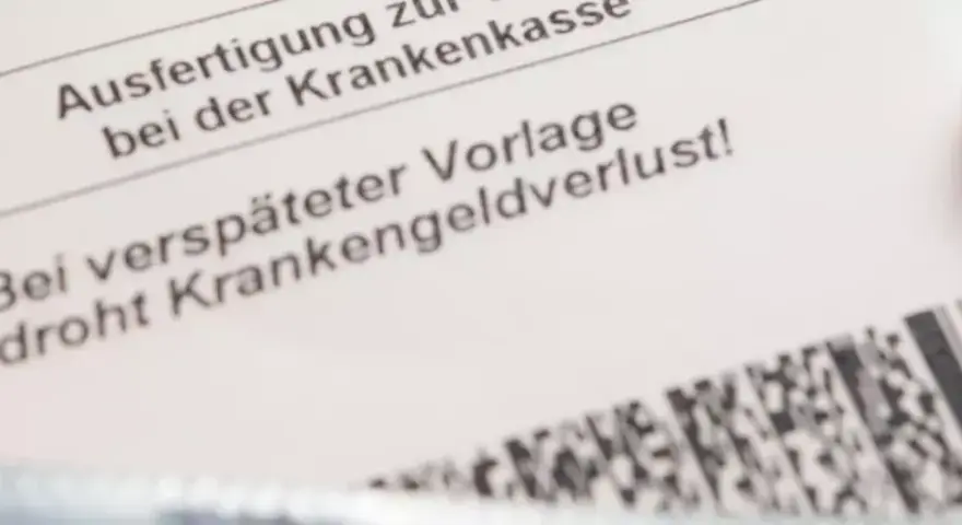 Text auf einem Dokument: "Bei verspäteter Vorlage droht Krankengeldverlust!" – wichtig für die Berechnung von Weihnachtsgeld bei Krankengeld.
