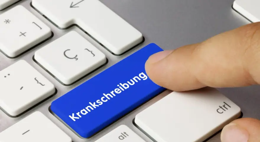 Finger drückt blaue Taste mit "Krankmeldung" für eine E-Mail.