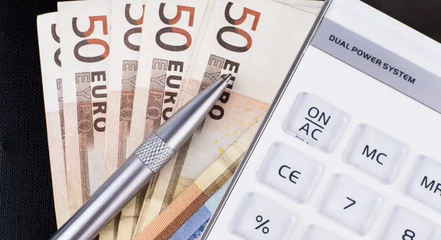 Fünfzig-Euro-Scheine, ein Stift und ein Taschenrechner. Die Frage: wieviel darf ich nebenbei verdienen ohne anmeldung?