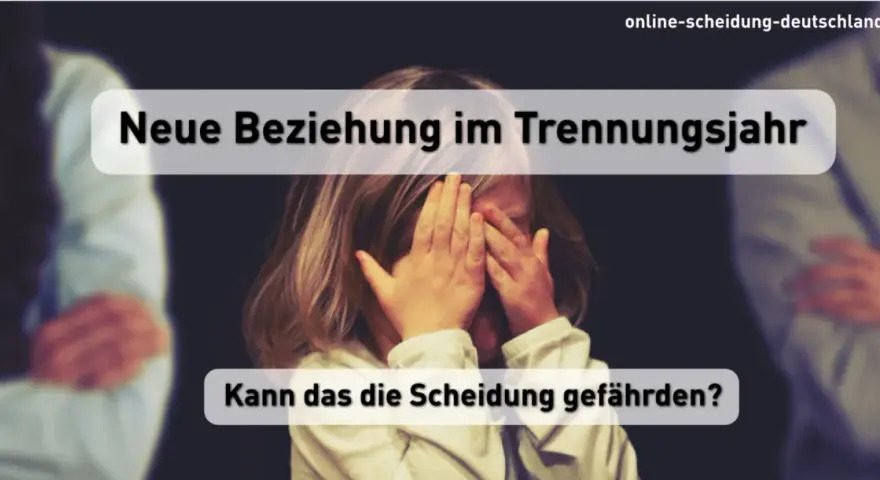 Ein Kind verdeckt die Augen, während Eltern im Hintergrund stehen. Text: "Neue Beziehung im Trennungsjahr - Kann das die Scheidung gefährden?