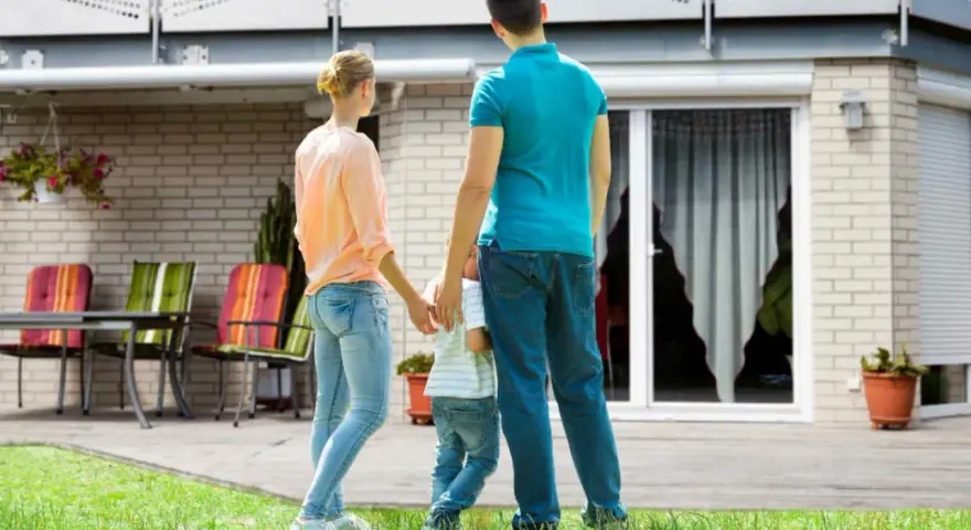 Ehepaar mit Kind vor neuem Haus. Unterschiedliches Eigenkapital beim Hauskauf?