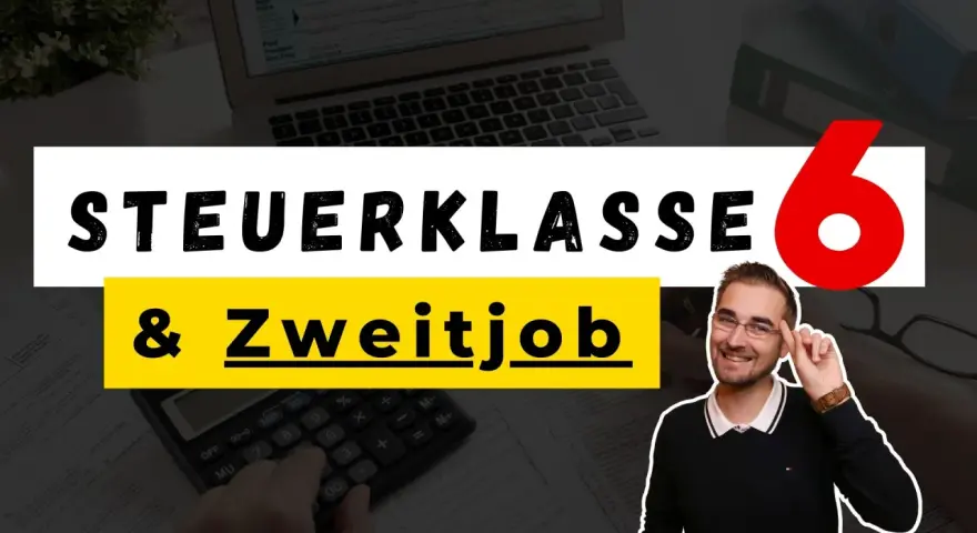 Steuerklasse 6 und Zweitjob: Ein Mann mit Brille erklärt die Steuerklasse 6, während im Hintergrund ein Taschenrechner und Formulare liegen.