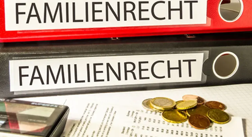 Ordner "Familienrecht" und Dokumente. Der umgangspflicht vater ist hier ein wichtiges Thema.