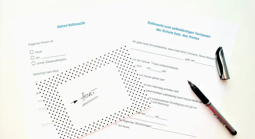 Vollmacht zum Abholen des Kindes vom Hort. Ein Stift liegt auf dem Formular.