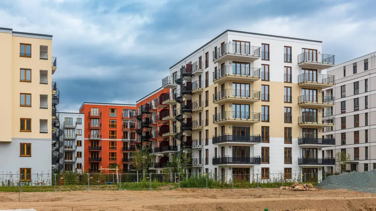 Moderne Wohngebäude mit Balkonen und Außentreppen, die an die Kappungsgrenze Frankfurt erinnern.