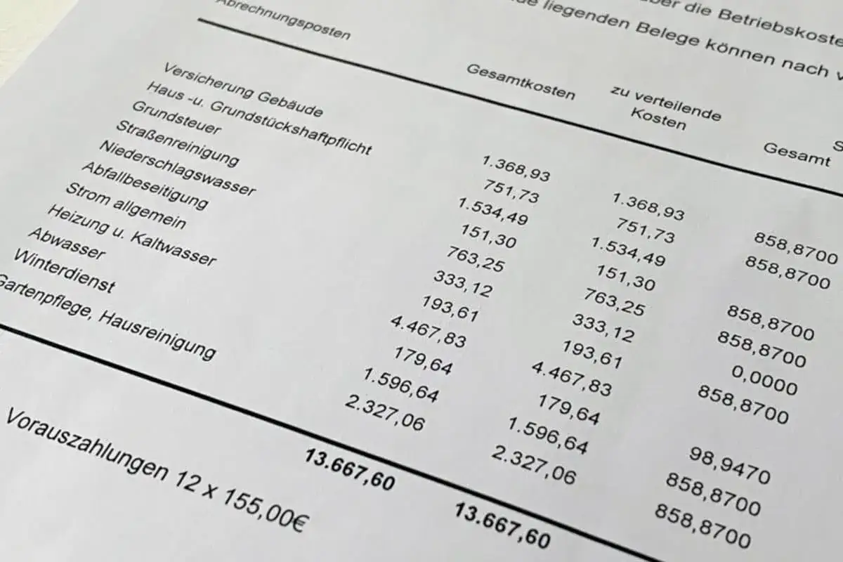 Abrechnungsposten wie Versicherung, Grundsteuer und Heizung. So k&ouml;nnen Sie Ihre nebenkostenabrechnung verstehen und die Kosten nachvollziehen.