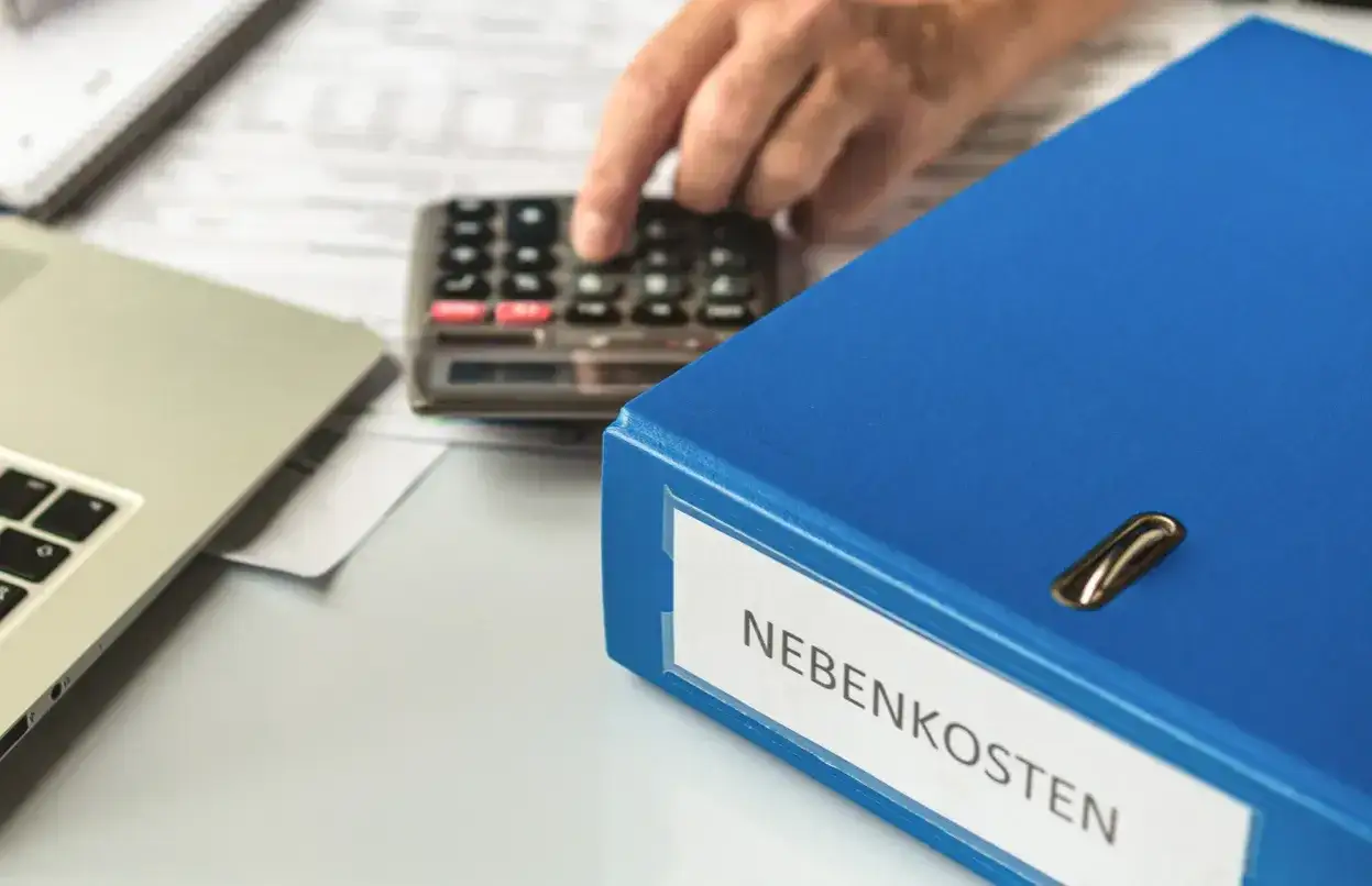 Blauer Ordner mit der Aufschrift 
