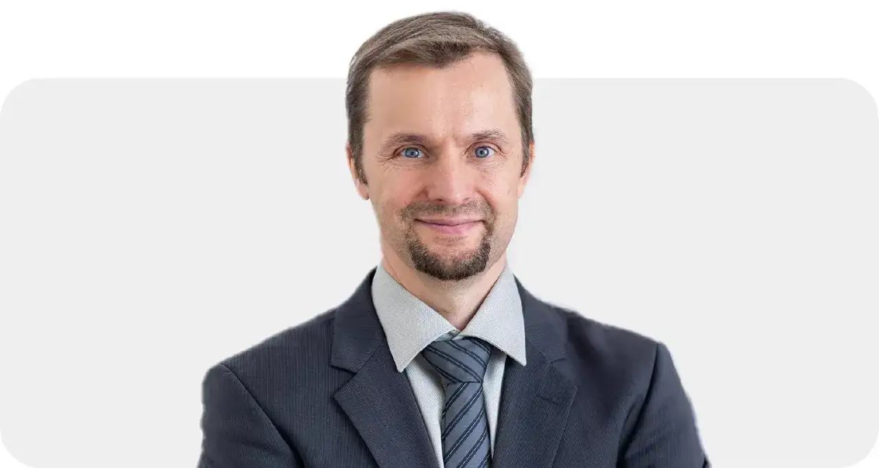 Ein Anwalt f&uuml;r Versicherungsrecht bietet kostenlose Erstberatung. Er tr&auml;gt einen Anzug und eine Krawatte.