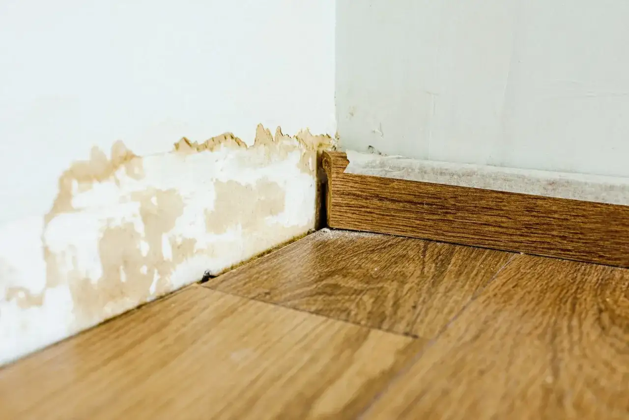Wasserschaden an der Wand und am Boden. Der rohrbruch versicherung zahlt nicht, die Tapete löst sich.